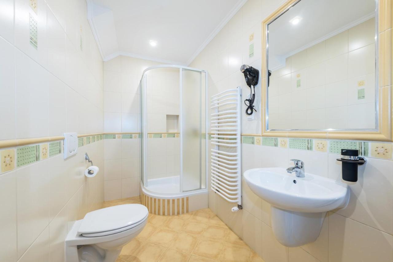 Bialy Jelen Z Basenem I Jacuzzi Bed & Breakfast Ostrowsko Eksteriør bilde