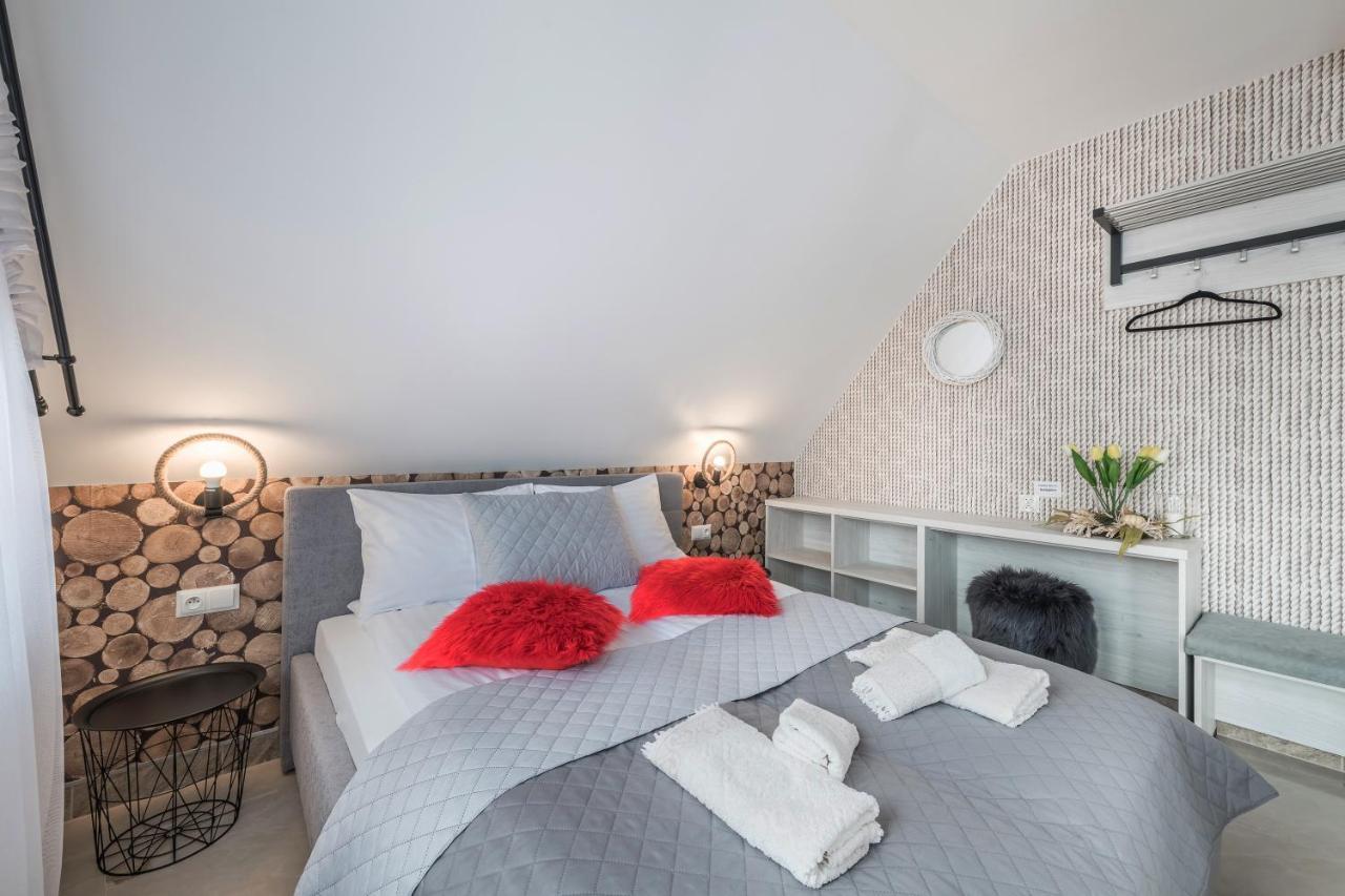 Bialy Jelen Z Basenem I Jacuzzi Bed & Breakfast Ostrowsko Eksteriør bilde