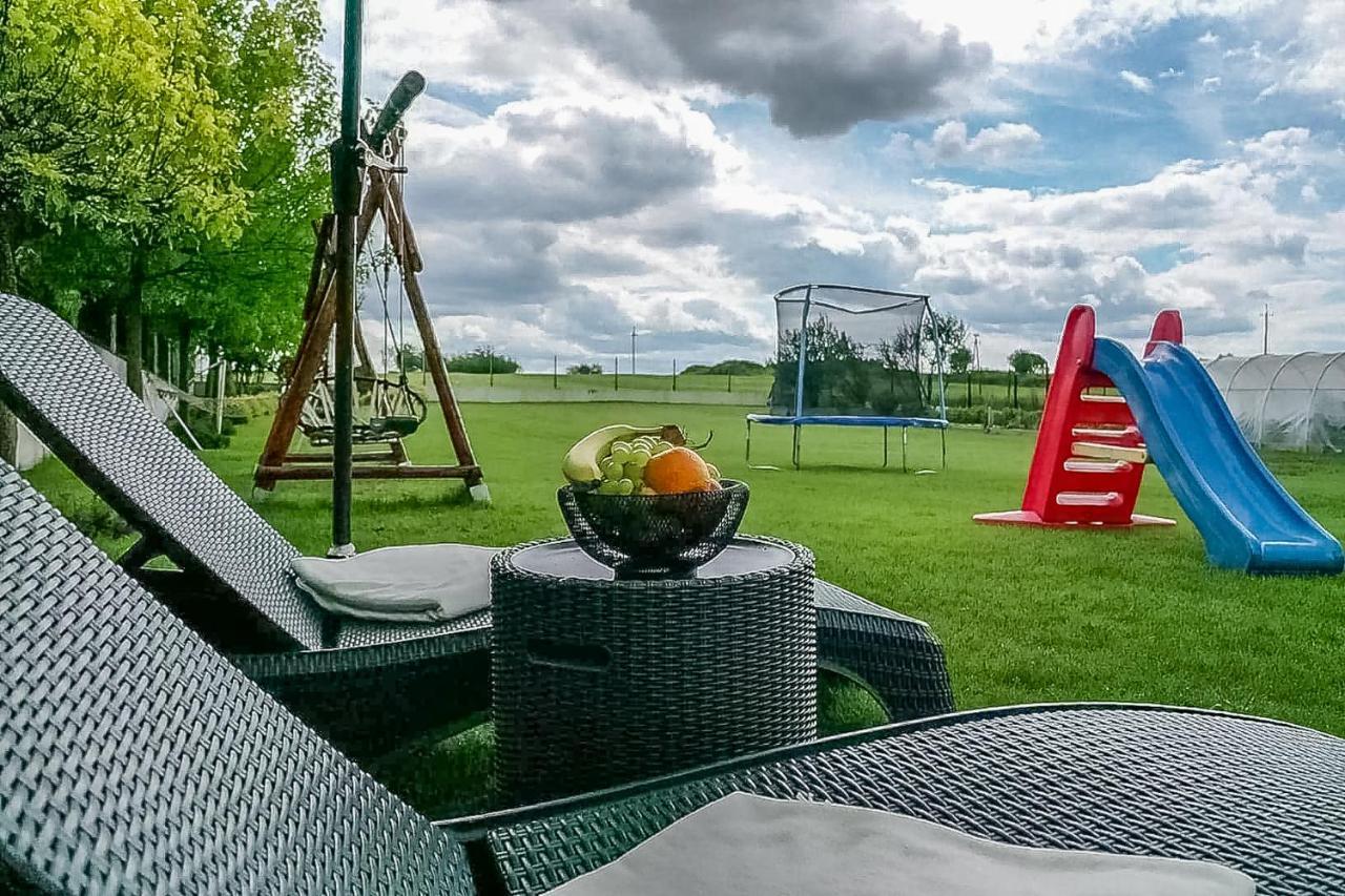 Bialy Jelen Z Basenem I Jacuzzi Bed & Breakfast Ostrowsko Eksteriør bilde