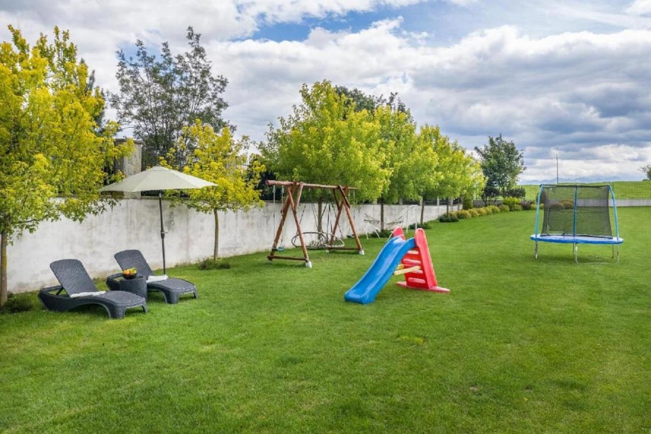 Bialy Jelen Z Basenem I Jacuzzi Bed & Breakfast Ostrowsko Eksteriør bilde